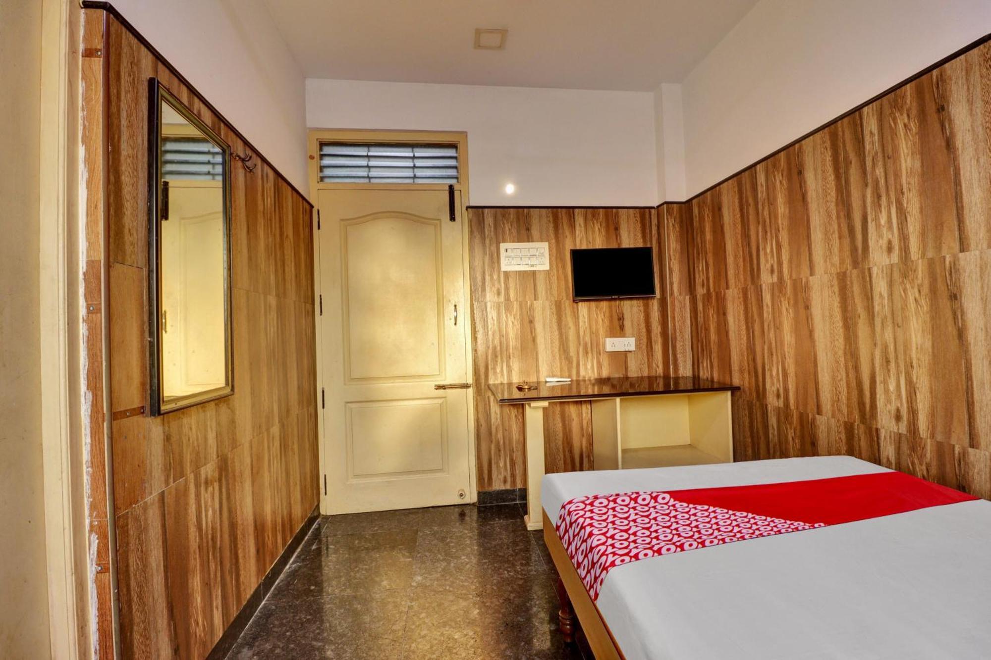Chennimalai Oyo Flagship Amman Lodge מראה חיצוני תמונה